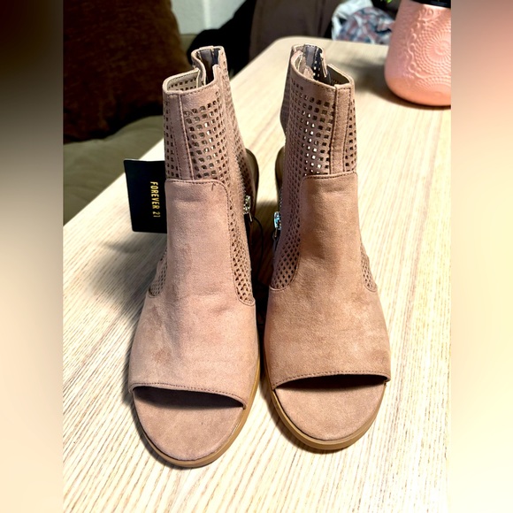 NWT F21 peep toe booties - Picture 3 of 7